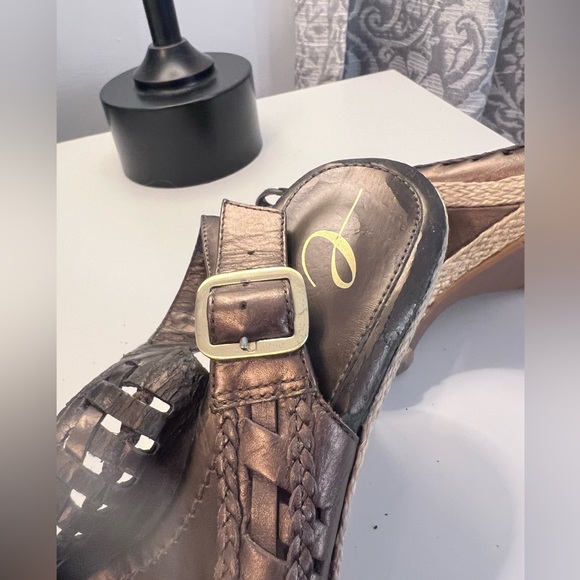 Easy Spirit Open toed Bronze sandals - Picture 7 of 7